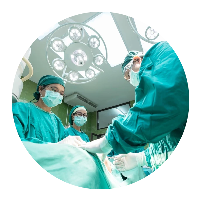 Un equipo de cirujanos expertos realizando una cirugía en un quirófano.